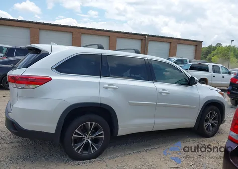 2018 Toyota Highlander Le Plus z USA, uszkodzony, nr VIN 5TDBZRFH8JS844513